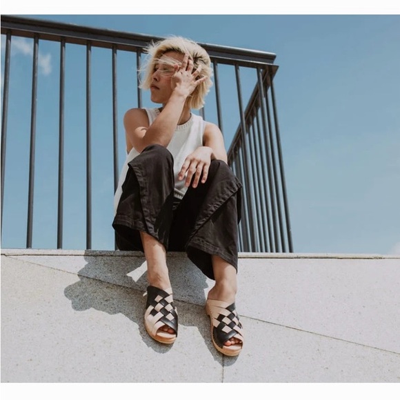 Kit + Clogs Studio Natural + Onyx Two-Tone Low Fält Clog - Picture 3 of 15